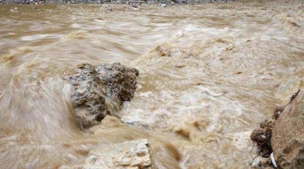 prahova tanar mort dupa ce a fost luat de o viitura in masivul bucegi