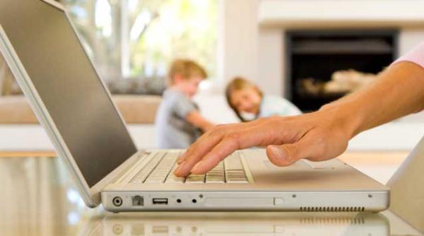 proaspetele mamici pierd vremea pe facebook