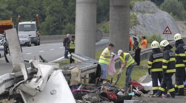 tragedie pe o autostrada din croatia 7 morti si 44 de raniti intr un accident de autocar