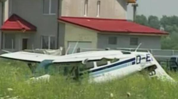 un avion de mici dimensiuni s a prabusit la cornetu unul dintre pasagerii aflati la bordul aparatului a fugit de la locul accidentului