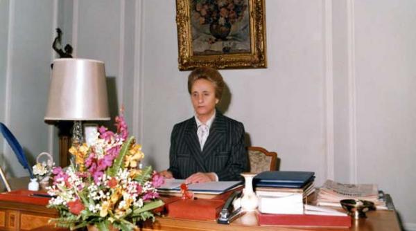 cum a ajuns elena ceausescu doctor inginer