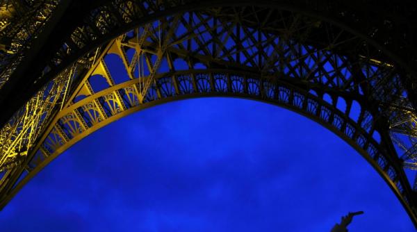 un britanic s a sinucis sarind de pe turnul eiffel