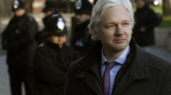 michael moore si oliver stone cer ecuadorului sa acorde azil politic jurnalistului julian assange