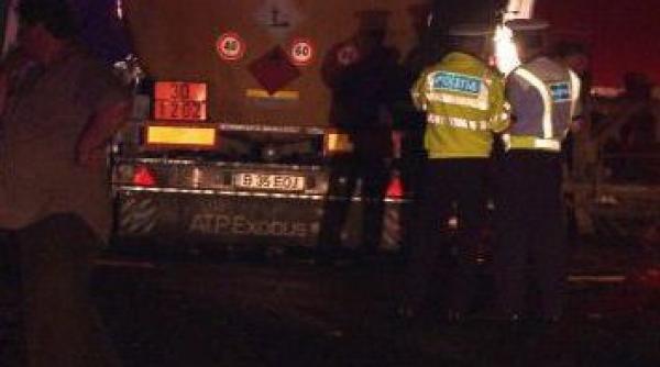 trafic blocat pe a1 de mai multe ore doi morti si doi raniti dupa ce o cisterna a lovit un autocamion care transporta mai multi stupi de albine