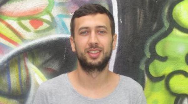 cine este publicitarul fost controlor de bilete care a venit cu ideea campaniei romanii sunt destepti