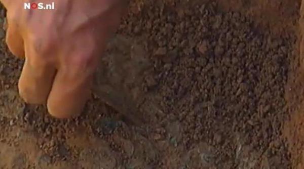 dupa 30 de ani de sapaturi doi cautatori de comori descopera un tezaur care valoreaza 12 5 milioane de euro video