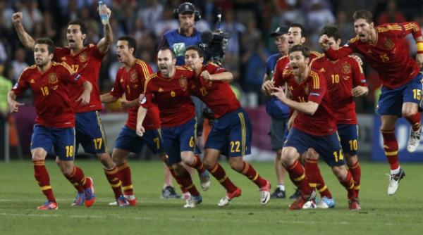 vamos a kiev spania isi va apara titlul dupa ce a trecut de portugalia dupa loteria penalty urilor in semifinalele euro 2012