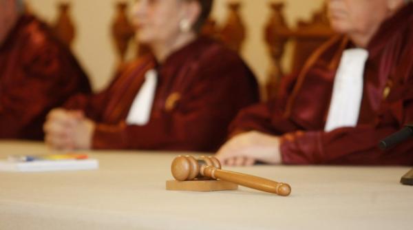 curtea constitutionala presiunile politice la adresa curtii incompatibile cu exercitiul democratic
