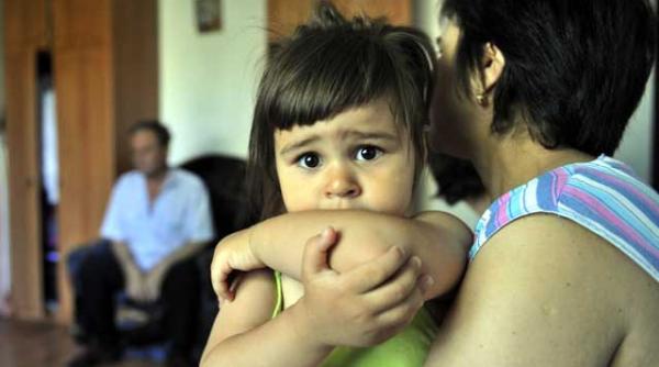 o mama se stinge pe un pat de spital iar agresorul ei e liber si sta la hotel