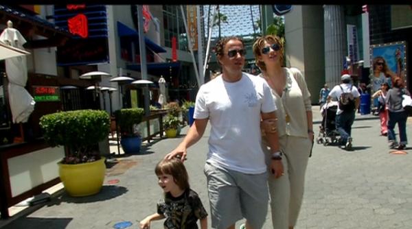 prodanca se teme sa nu si piarda pantofii si gentile de firma