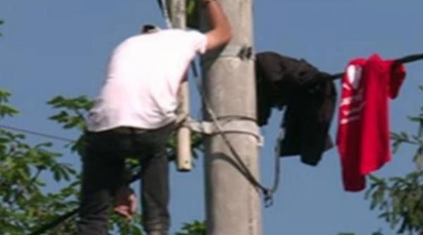 protest pe stalp la cotroceni un barbat ameninta ca se arunca daca nu vorbeste cu traian basescu video