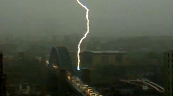 video podul tyne din newcastle e lovit de fulger un video viral care a fost vazut de sute de mii de oameni in doar 24 de ore