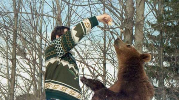 traditie bucovineana de pasti taierea ursuletului din batatura