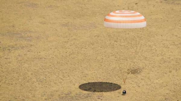 capsula soyuz cu astronautii iss la bord a aterizat cu bine
