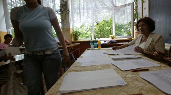 bac 2012 o galateanca de 50 de ani a excelat la proba eminescu un elev bolnav de meningita a dat examen singur in clasa