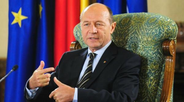 basescu ii raspunde lui pop niciodata nu am facut cursuri de masterat nu sunt masterand si nici dottore