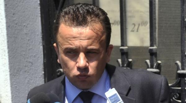 ministrul interimar al educatiei liviu pop exista dubii privind studiile lui basescu