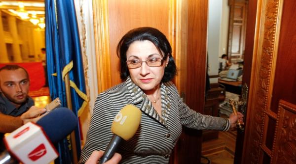 traian basescu la investirea ecaterinei andronescu sper sa nu incepeti cu modificari la legea educatiei