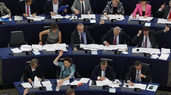 comisia europeana sesizata sa analizeze situatia de la bucuresti romaniei i s ar putea suspenda dreptul in consiliul european