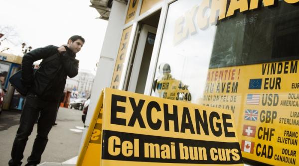 cursul aproape de 4 5 lei pentru un euro