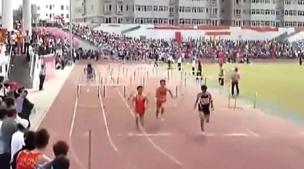 dezastru la o cursa de 110 metri garduri cum a reusit un atlet chinez sa treaca linia de sosire video