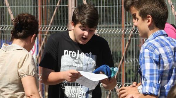 evaluare nationala 2012 elevii de clasa a viii a incep sa completeze fisele pentru inscrierea la liceu