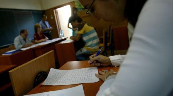 in luceafarul sunt prezente doua planuri terestru si extraterestru vezi noua colectie de perle lansata de absolventii de liceu