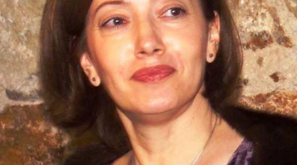 manuela rastoarna externele cu picioarele in sus