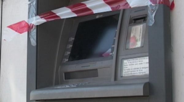 doi tineri au spart sapte bancomate ale unor sucursale bancare din iasi vezi cat au furat