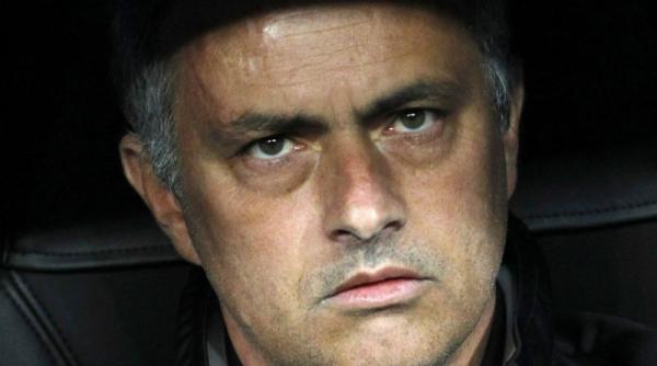 a sarit la bataie mourinho a fost scos din minti in aeroport de doi fani ai barcelonei