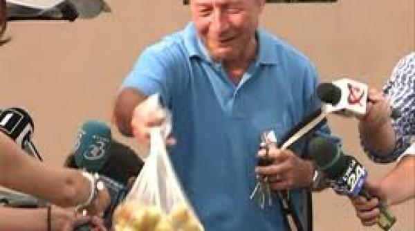 basescu in rol de parinte al jurnalistilor le a impartit apa si fructe la sediul de campanie