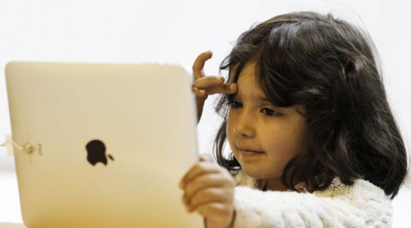 peste jumatate dintre copii dau date personale pe internet si ar insoti necunoscuti pentru un cadou