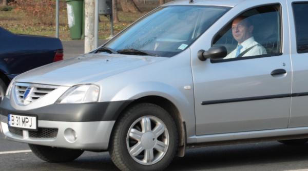 suspendatul basescu se poarta in albastru suspendatul basescu se poarta in albastru sediul de referendum e pe comanita 9 comanita 1 e in arest