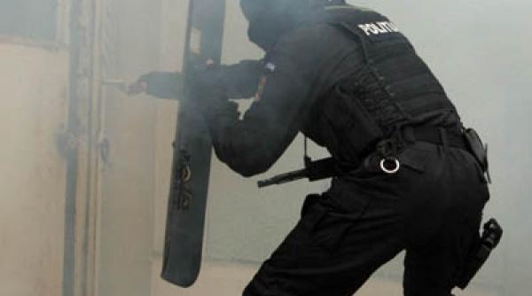 avocatul din dosarul spionaj si tradare mai lipsea sa vina cu mascatii ca si cum aici era casa de curve nu de avocatura