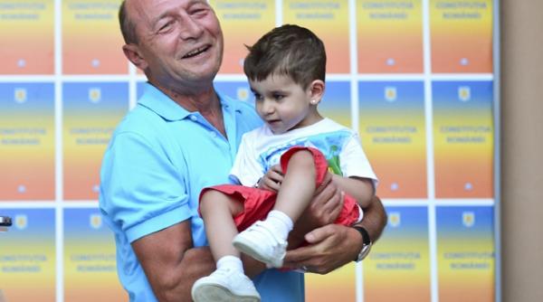 basescu discurs de campanie cu un copil in brate