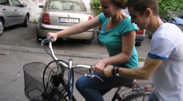 castigatorul x factor atacat de o fana pe bicicleta