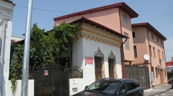 sediul lui basescu a ramas nebranduit si in ziua a doua de lupta in comanita 9 s au bagat bude si umbrele