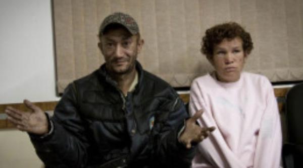 un cuplu fara adapost a gasit aproximativ 10 000 de dolari