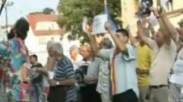 video protest in fata sediului de campanie al lui basescu jos cu dictatorul