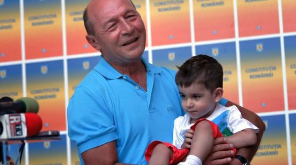 c t popescu despre discursul lui basescu sintagma cinstit necinstit o metoda de propaganda si manipulare copilul tinut in brate o stratagema propagandistica