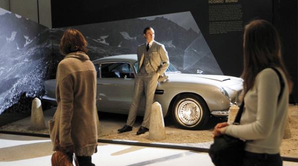 expozitie james bond la londra poti admira gadgeturile agentului 007