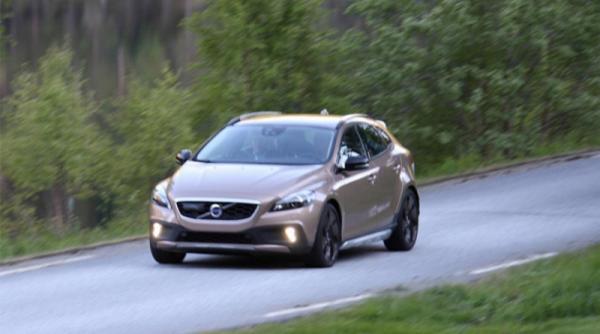 volvo xc40 a fost surprins ruland fara niciun camuflaj