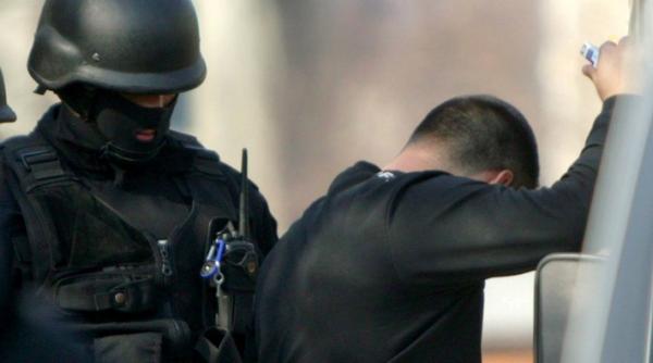 zeci de persoane audiate la diicot timis in urma unor perchezitii la presupusi dealeri si consumatori de droguri