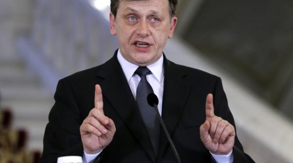 antonescu catre presedintele suspendat domnule traian basescu dati ordin oamenilor dumneavoastra sa inceteze defaimarea romaniei