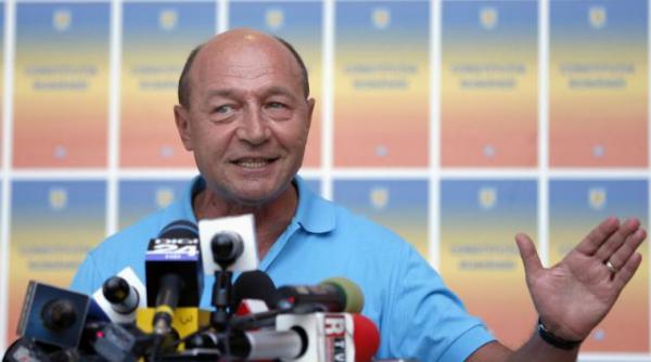 basescu a participat sambata la un miting la cluj napoca presedintele suspendat a aprins o flacara a democratiei care va fi purtata prin tara