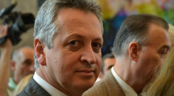 fenechiu daca e atat de curat traian basescu sa se puna la dispozitia organelor de cercetare penala in cele doua dosare in care este inculpat