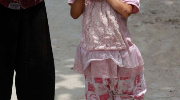 o fetita din china nu poate sa poarte incaltaminte din cauza unei boli rare