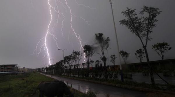 ploi torentiale grindina si vijelii in localitati din dambovita prahova si buzau pana la 16 40