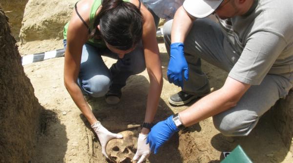 mortii din lazile de marmelada dezgropand dusmani ai poporului la rapa robilor