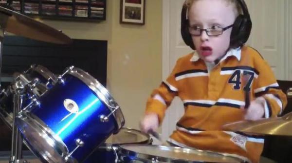 un tobosar de sapte ani face senzatie pe internet pustiul a adunat pe youtube in cateva zile sute de mii de vizualizari video